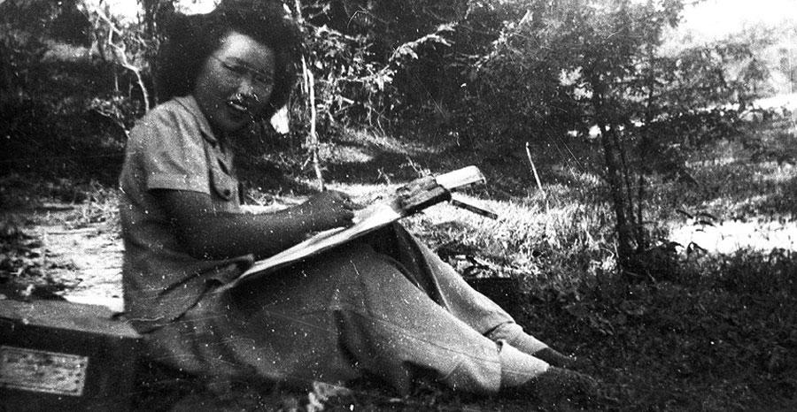 Ruth Asawa drawing while detained