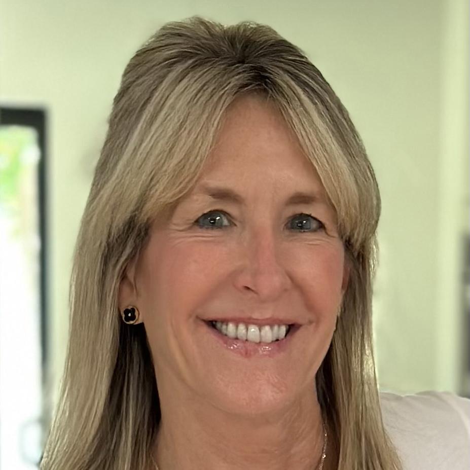 Stephanie Wood Mineo Headshot